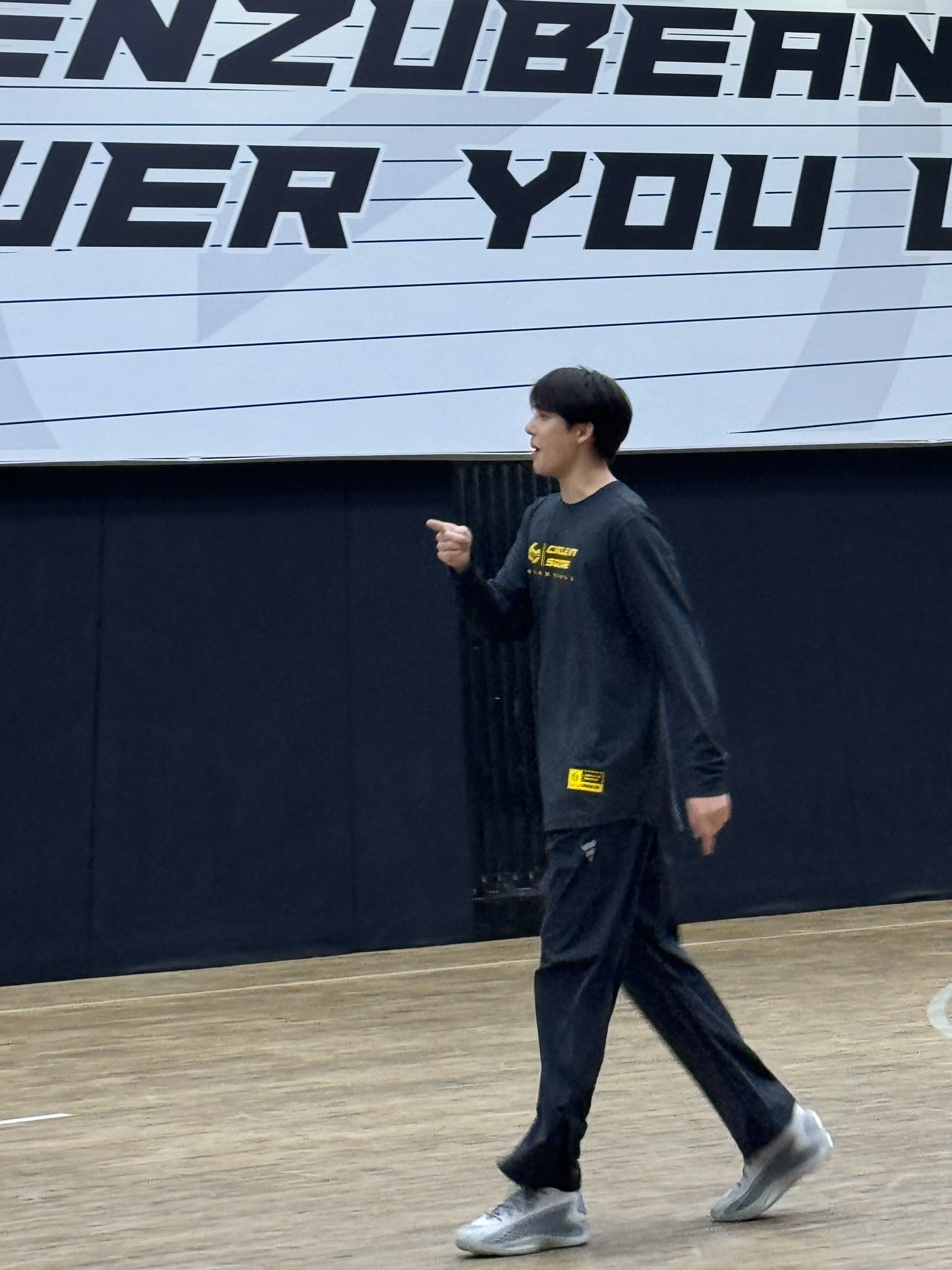 王安宇逛超市也要带着篮球嗯对完全篮球梦男来着，除了工作就是在各种地方打球，刚跑完