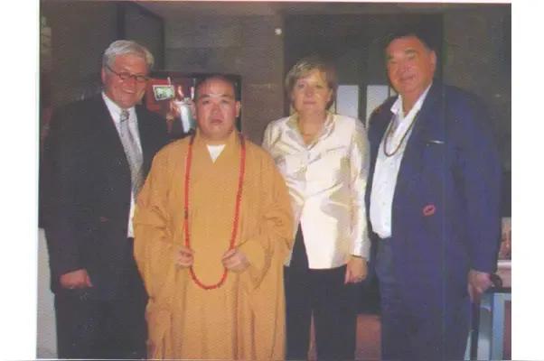 一次采访，主持问释永信：“外界传言你有老婆孩子，还说你贪污，这是真的吗？”释永信