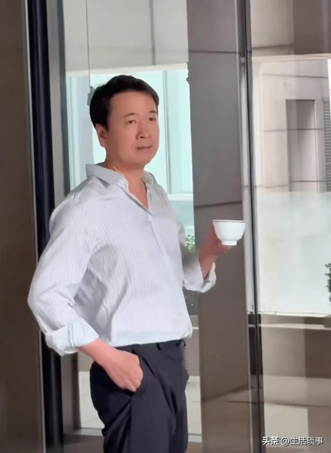 54岁的未婚女人，别瞎等了
﹍﹍
图片上这个人
就是54岁女人一生的最爱
女人为