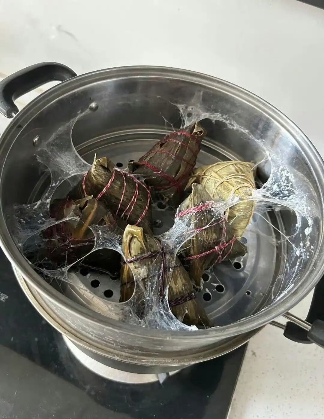 早上蒸的粽子，打开变成盘丝洞了咋回事啊 ​​​