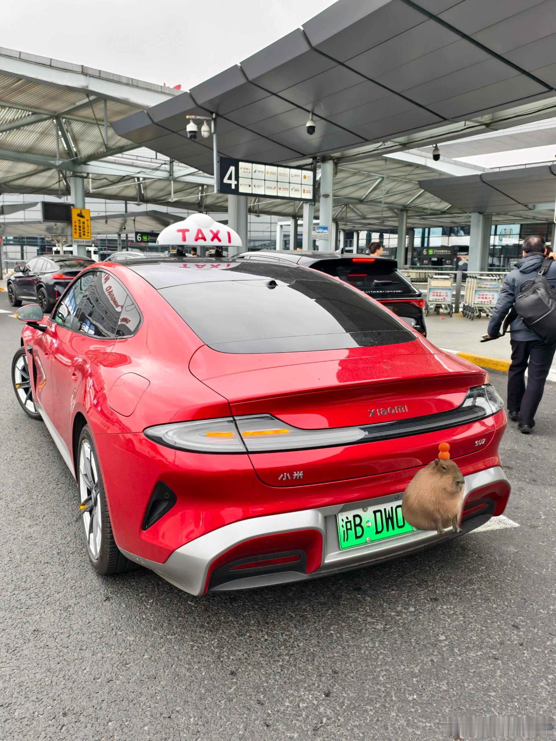 该说不说上海这车主真够下血本，买了辆小米SU7来跑出租，你们说这车主能开回本吗