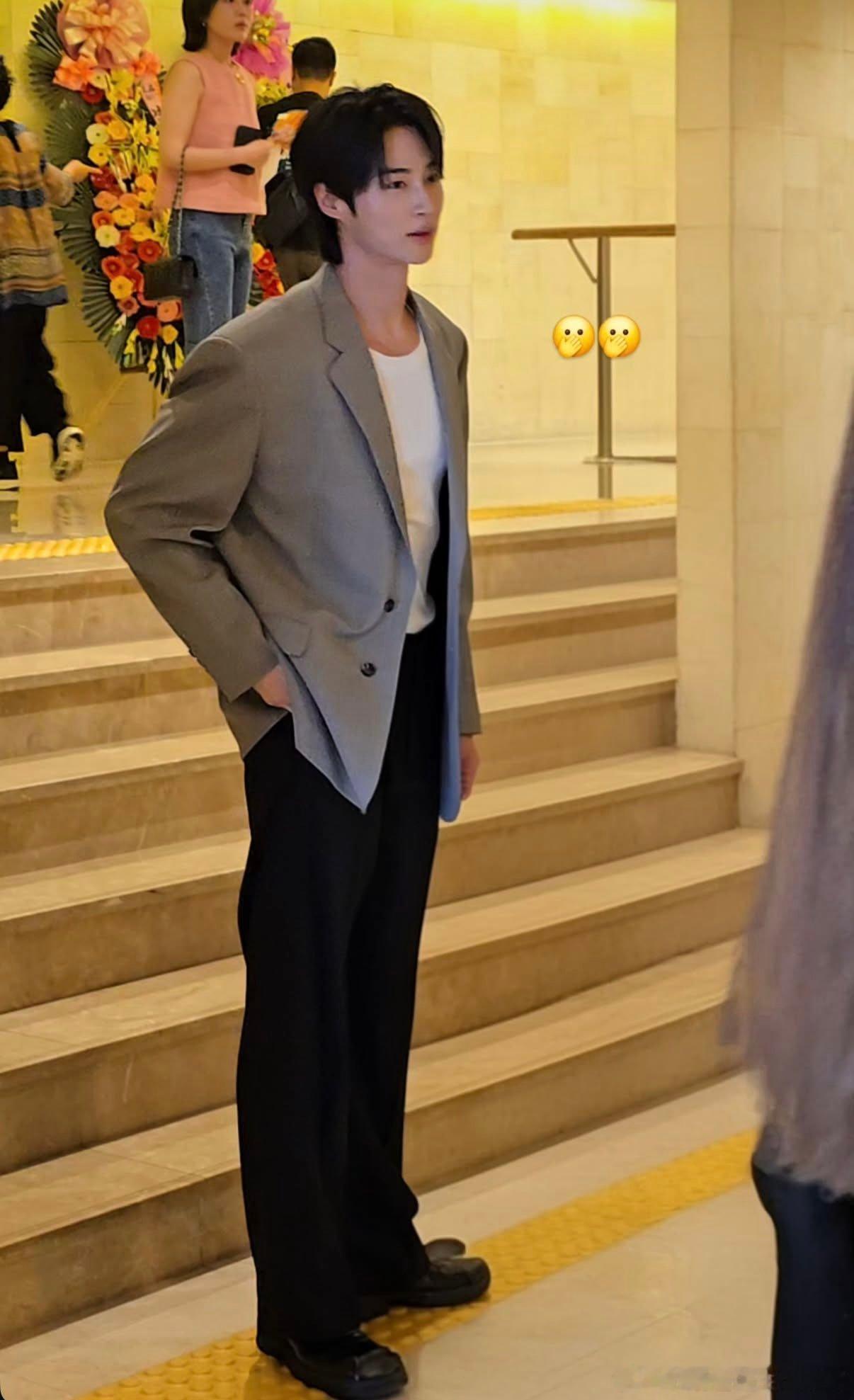 今日份边佑锡～参加造型师婚礼[哇][哇] ​​​
