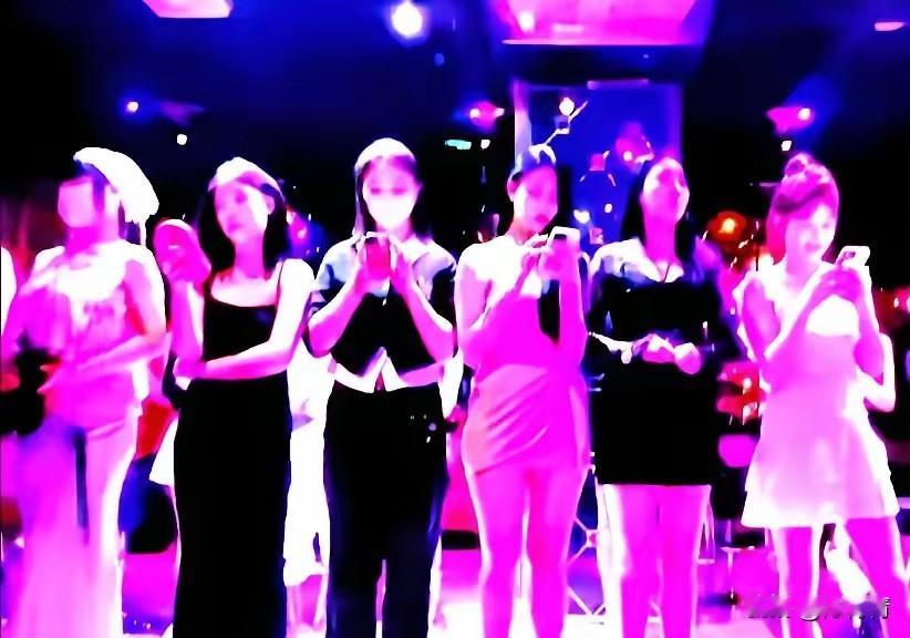 男的进舞厅一次消费100~200元，这算是比较讲究的舞厅，除了女的陪着跳舞，还应