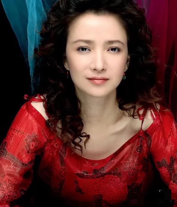 为什么何晴的去世，
让很多素不相识的陌生人都深感惋惜和心疼？

并不是因为她有多