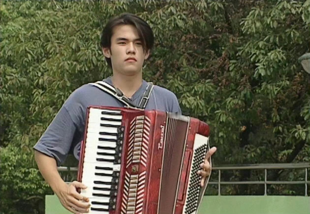 正在拉手风琴的周杰伦，那时的他还没出道，谁能想到他多年后会成为天王呢