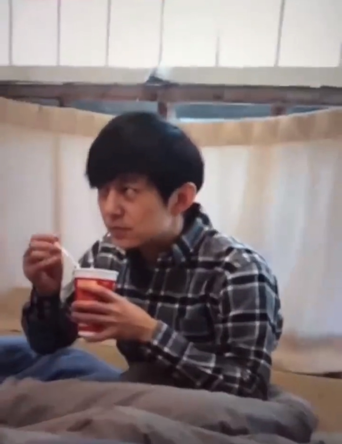 #何炅也有藏不住事儿的时候#哈哈哈哈哈哈哈哈哈哈哈，这得多难吃啊，何炅都忍不下去