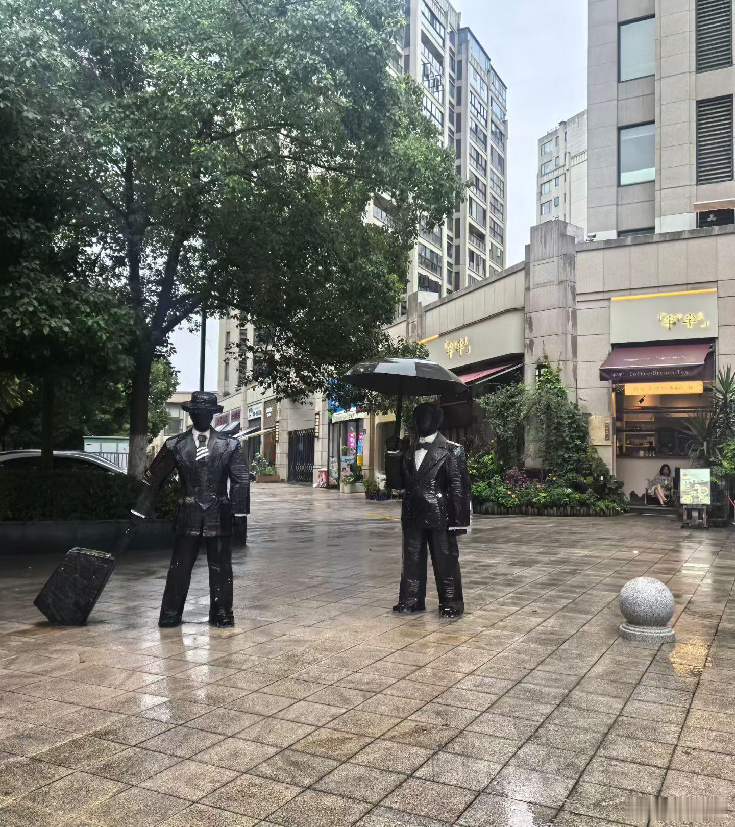 杭州今天大雨，冷的得穿外套预示着今天冷门 杭州