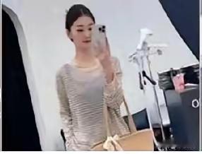 陈亚南离开朱小伟后，在欠民间借贷被强制执行，卖车卖东西还债。

​现在的服装店生