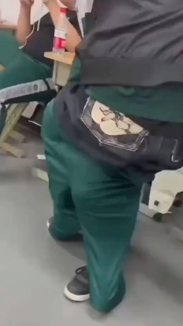 两个人穿一条裤子，结果老师进来了。
两个人穿一条裤子，结果老师进来了。