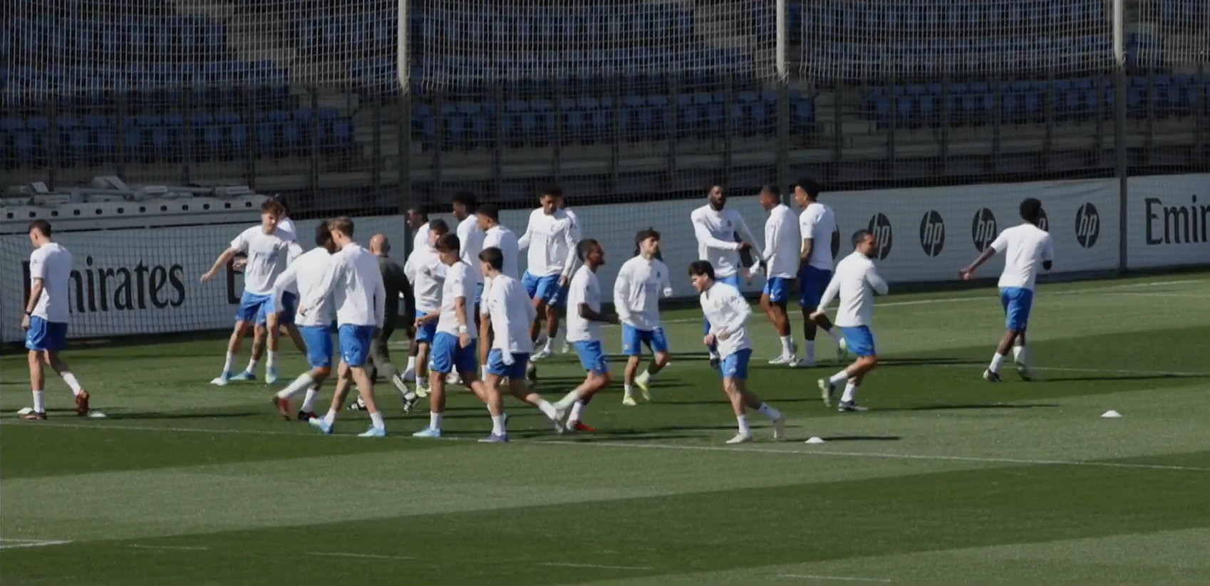 备战拜仁的训练前，门将组没有同其他队员一起热身抢圈训练，进行着单独训练。✅️门迪