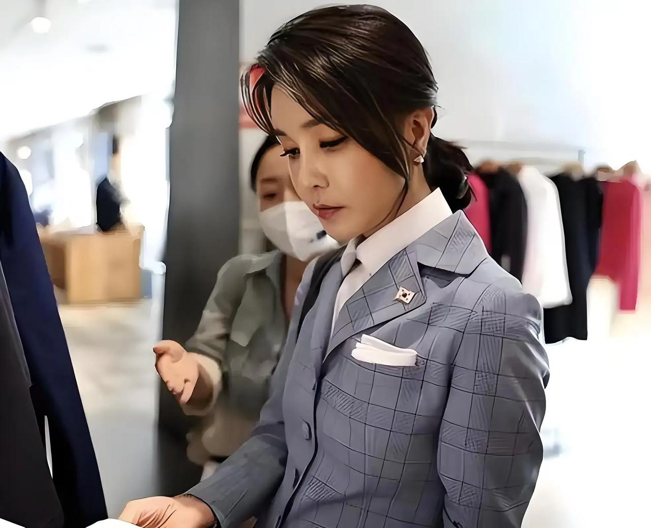 金建希将避免参加公共活动，事情变得越来越严重，大概率会是这样的结局！

第一、金