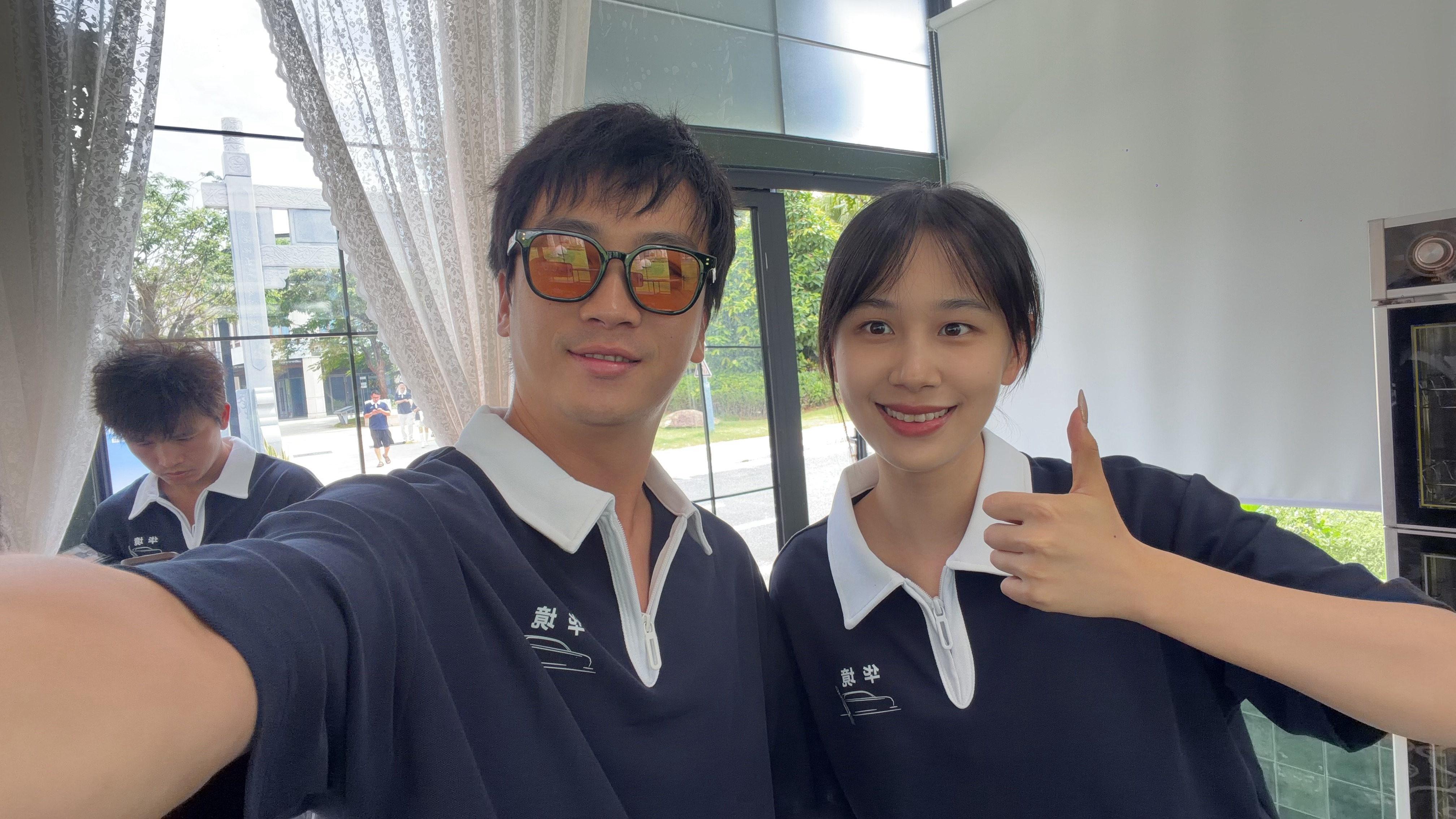 跟华境的品牌公关小姐姐合个影华境的工作人员颜值都特高有很多00后年轻人多，都愿意