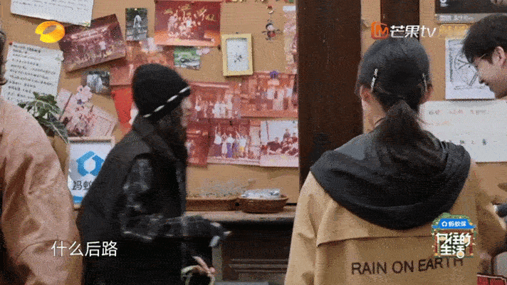 彭昱畅这是把综艺当职场真人秀了吧！前一秒还在给嘉宾递话筒，下一秒就蹲地上修音响设