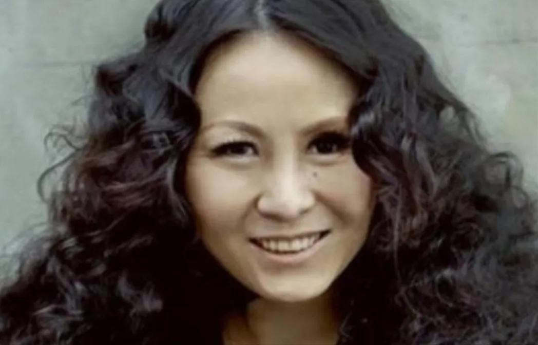 现在提起内地摇滚圈的传奇女声，很多人第一个想到的，一定是罗琦。
可谁能想到，这个