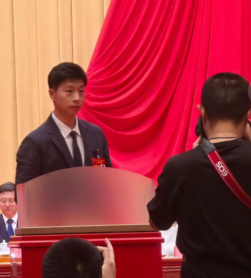 啊啊啊啊啊啊我们肯定有西装马龙看就看官方了了了两台设备呢🥹🥹🥹疯狂燥动 ​