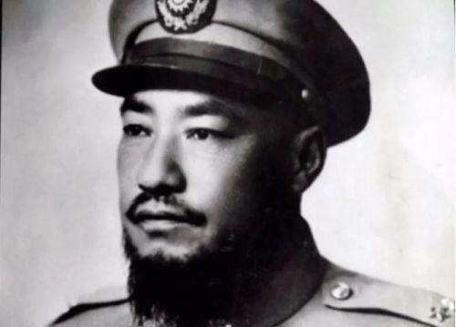 军阀马步芳窜逃沙特后，强娶了侄女马月兰为姨太太。跋扈的他对此并没有满足，反而要求
