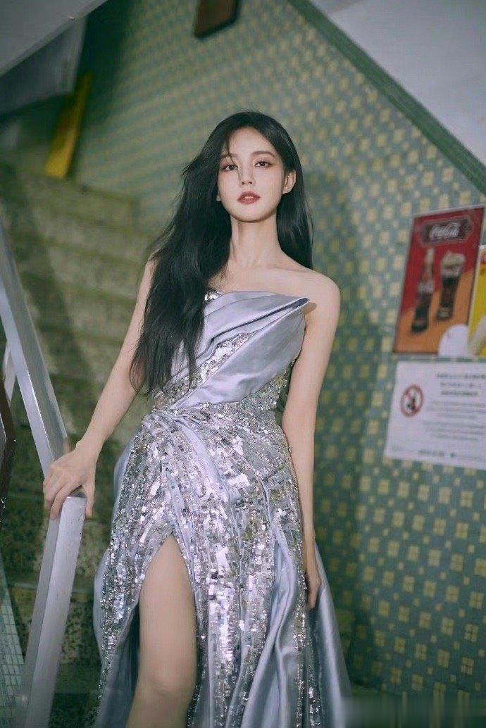 #李一桐尖叫之夜五套造型# 桐姐这一次不止脸和造型好看，就连妆容也很在线[爱慕]