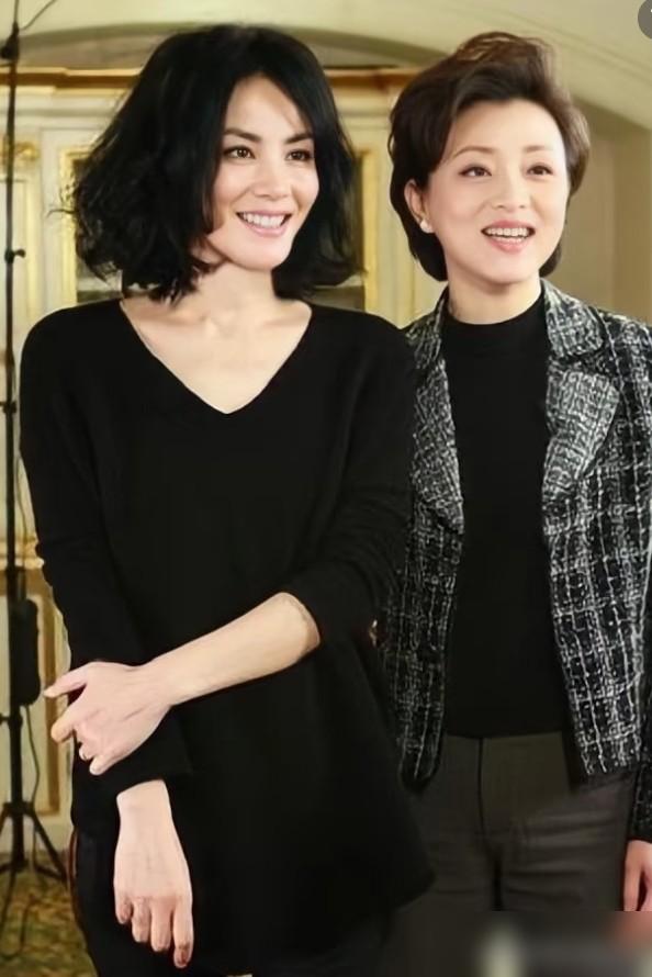 张亚东不止一次说，王菲进录音棚录歌基本一遍过，录完就走。
还拿其他歌手常录二十