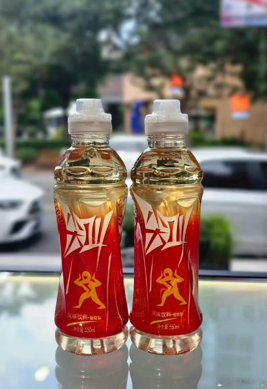 5元红色尖叫炒到8900元一箱我没喝过，据说是很难喝才下架的。现在又被炒上去，真