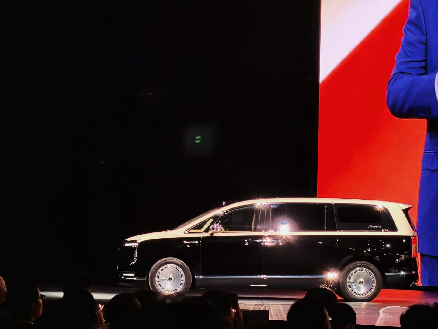 尊界时代旗舰MPV正式发布尊界V800 哪个颜色好看？华为发布会