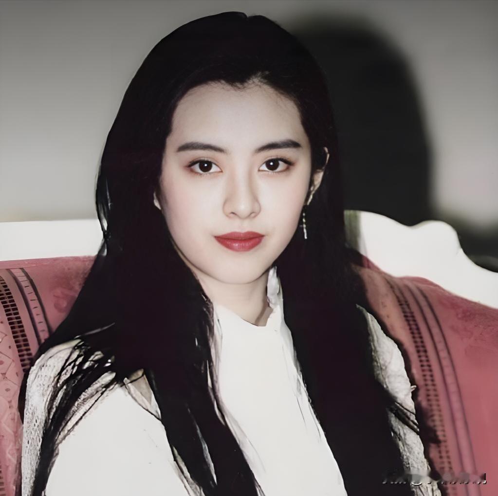 说起王祖贤的巅峰时期，那是一种让人忘了呼吸的美。

她往那儿一站，整个香港电影的