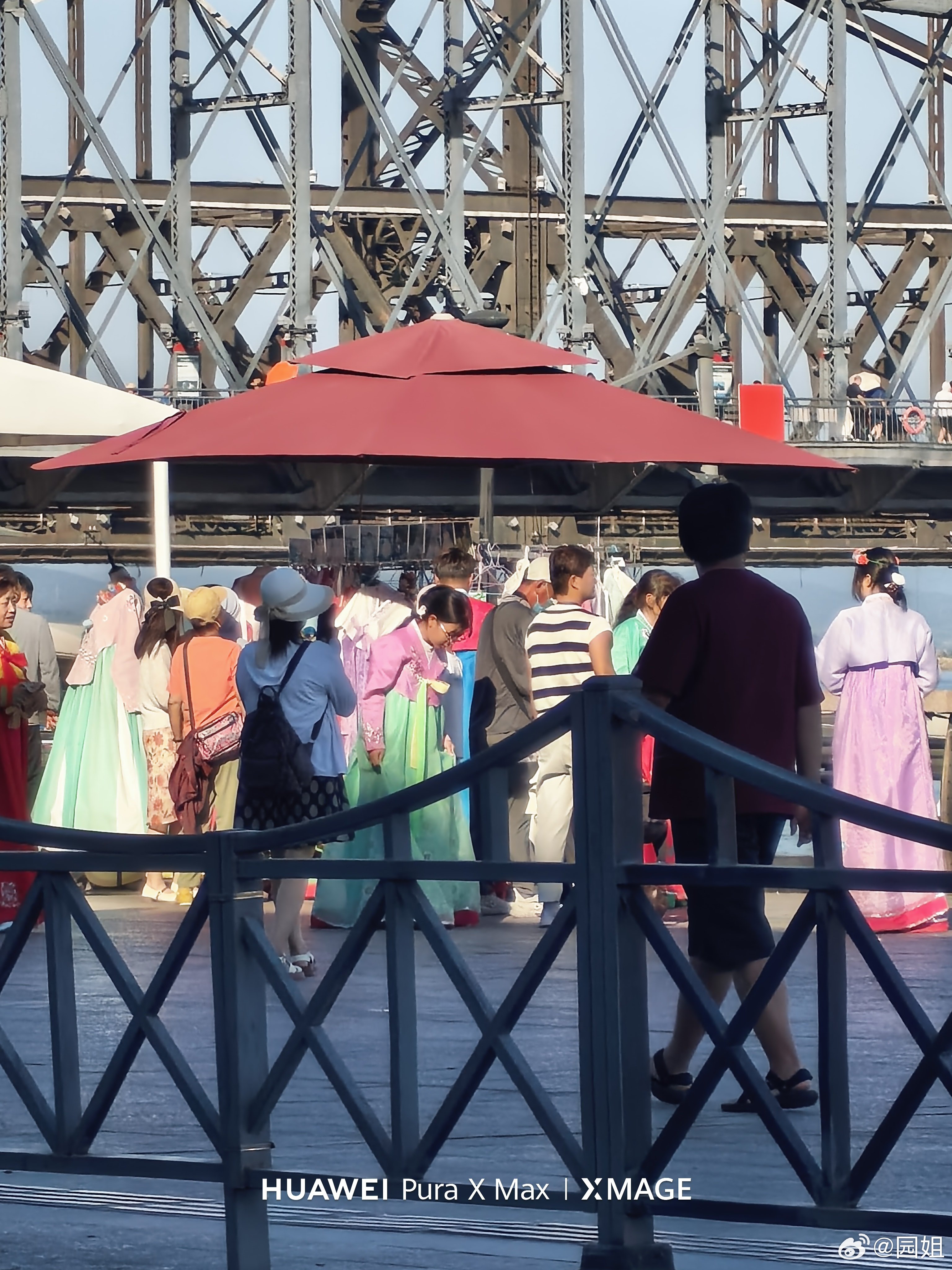 近40℃的高温，还能坚持旅游的真心佩服，外面的空气都是热的，居然还有人来丹东旅游