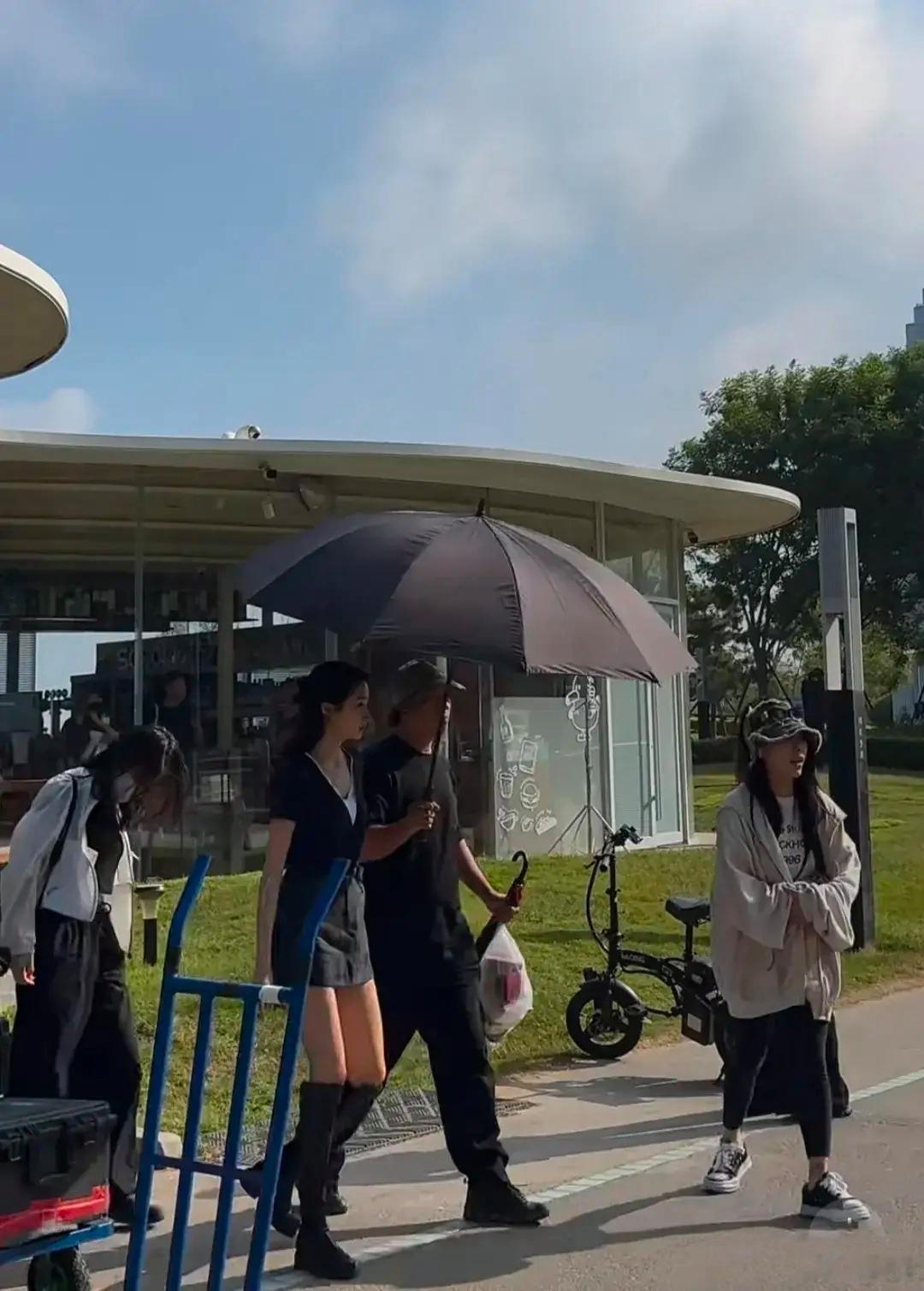 关晓彤现实里的身材这么好吗？这不妥妥的漫画美少女身材嘛，比她在红毯上好看多了 