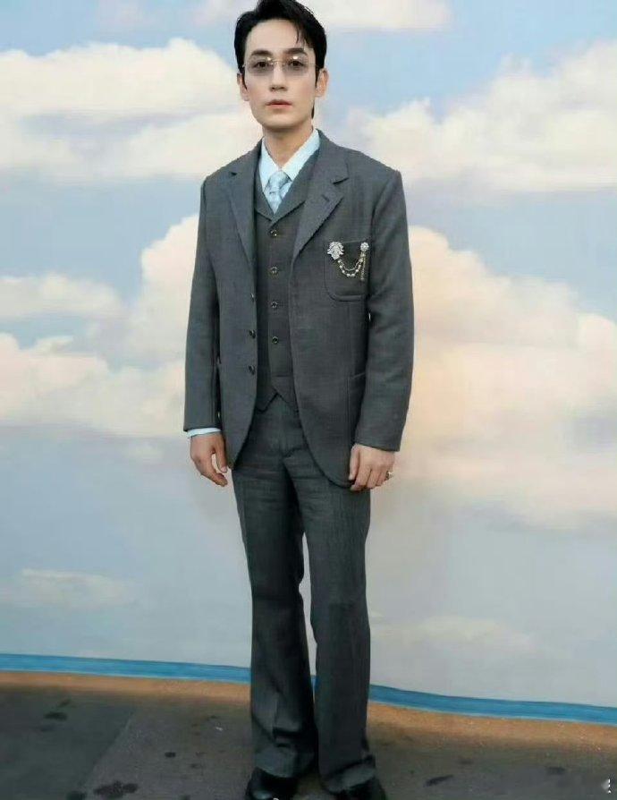 聚焦刘亦菲朱一龙的同框画面，拍摄者拍出的效果让两人显矮，“谁给刘亦菲朱一龙拍的图