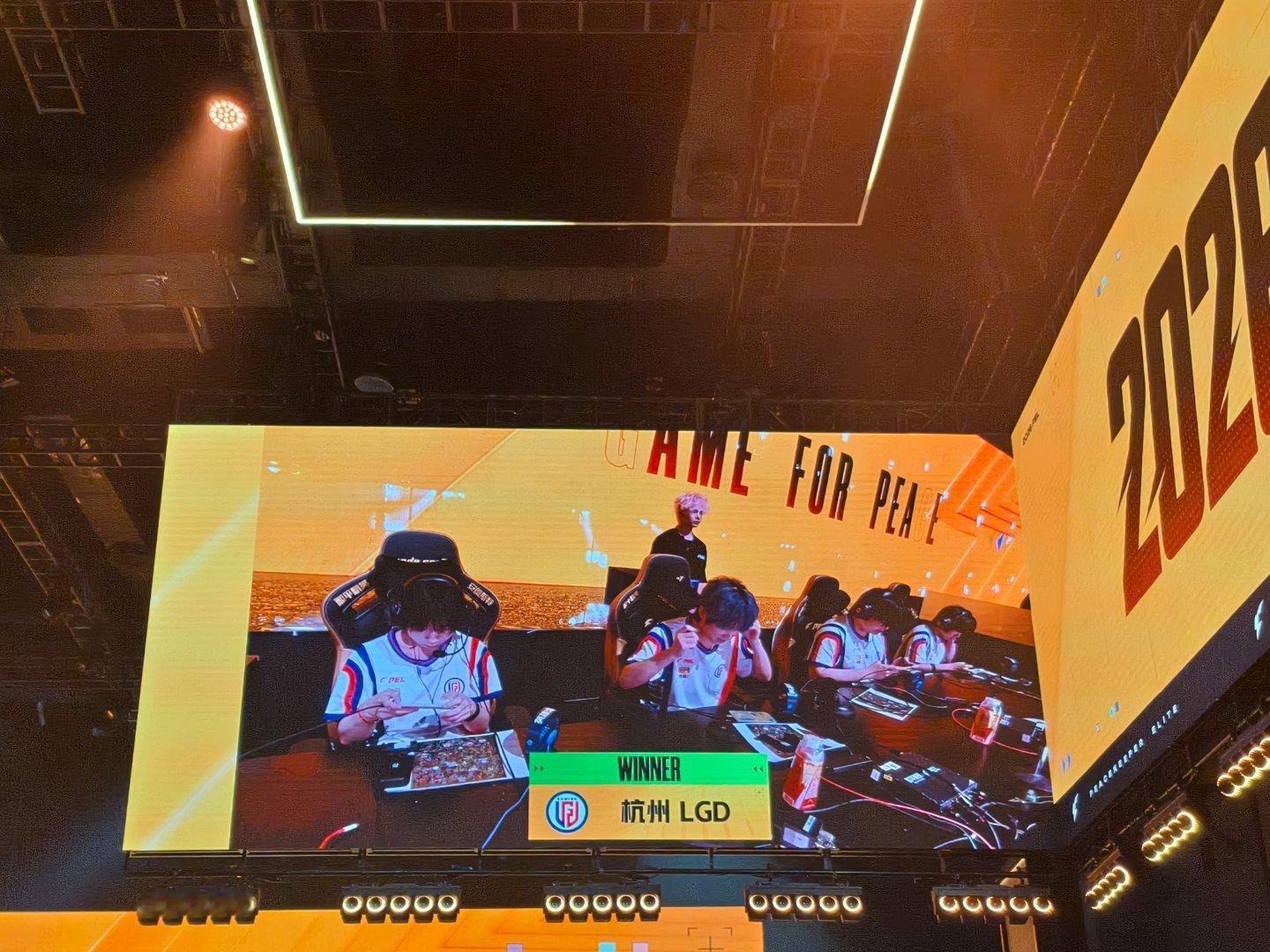 LGD和平精英大家庭拿下拿下！恭喜拿下第一把荣都胜利！PEL第二周冠军争夺战 L