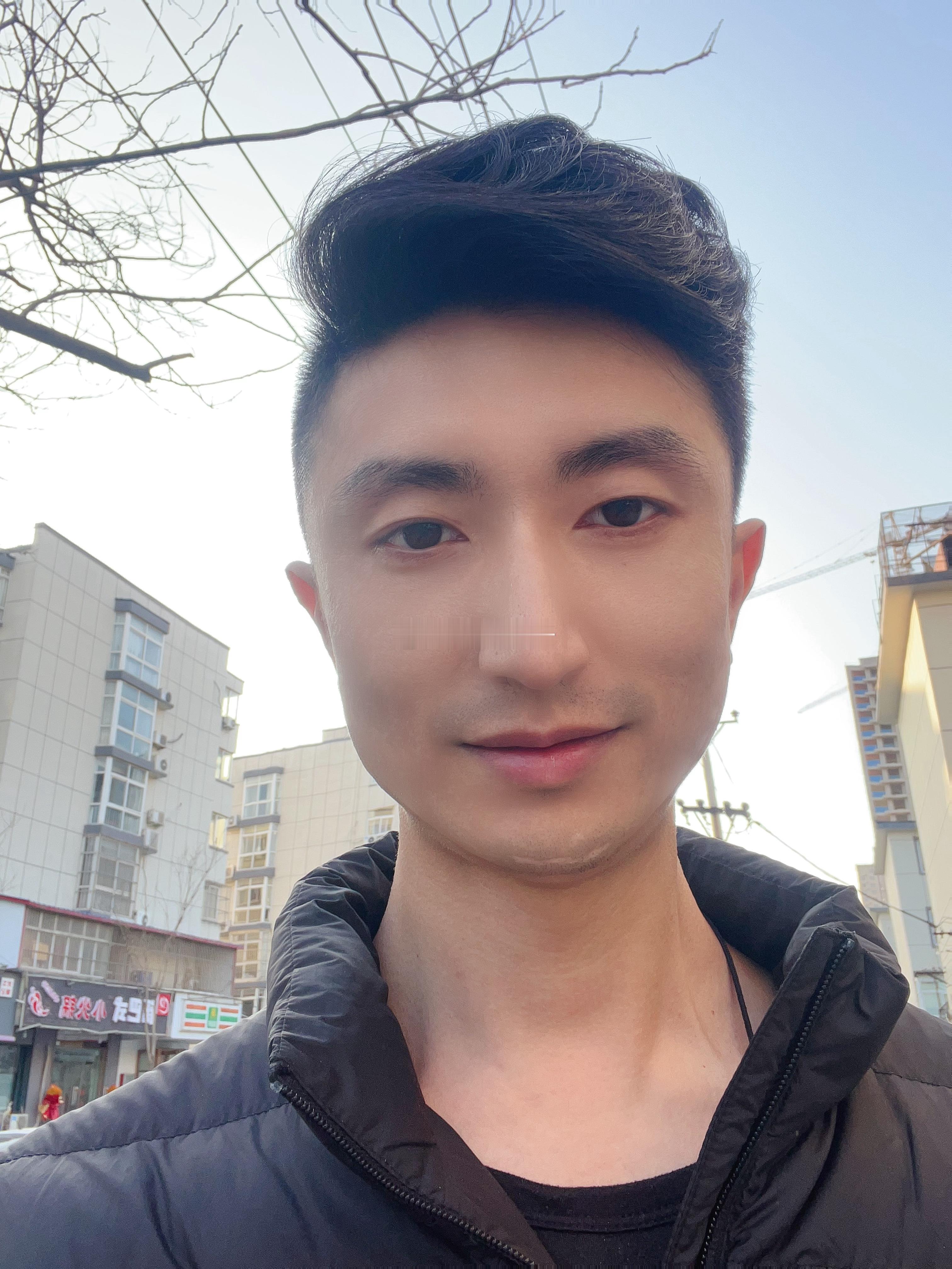 每次剪完头，尊尼老师都能让我增高2公分，让人叹为观止的本事！  ​​​