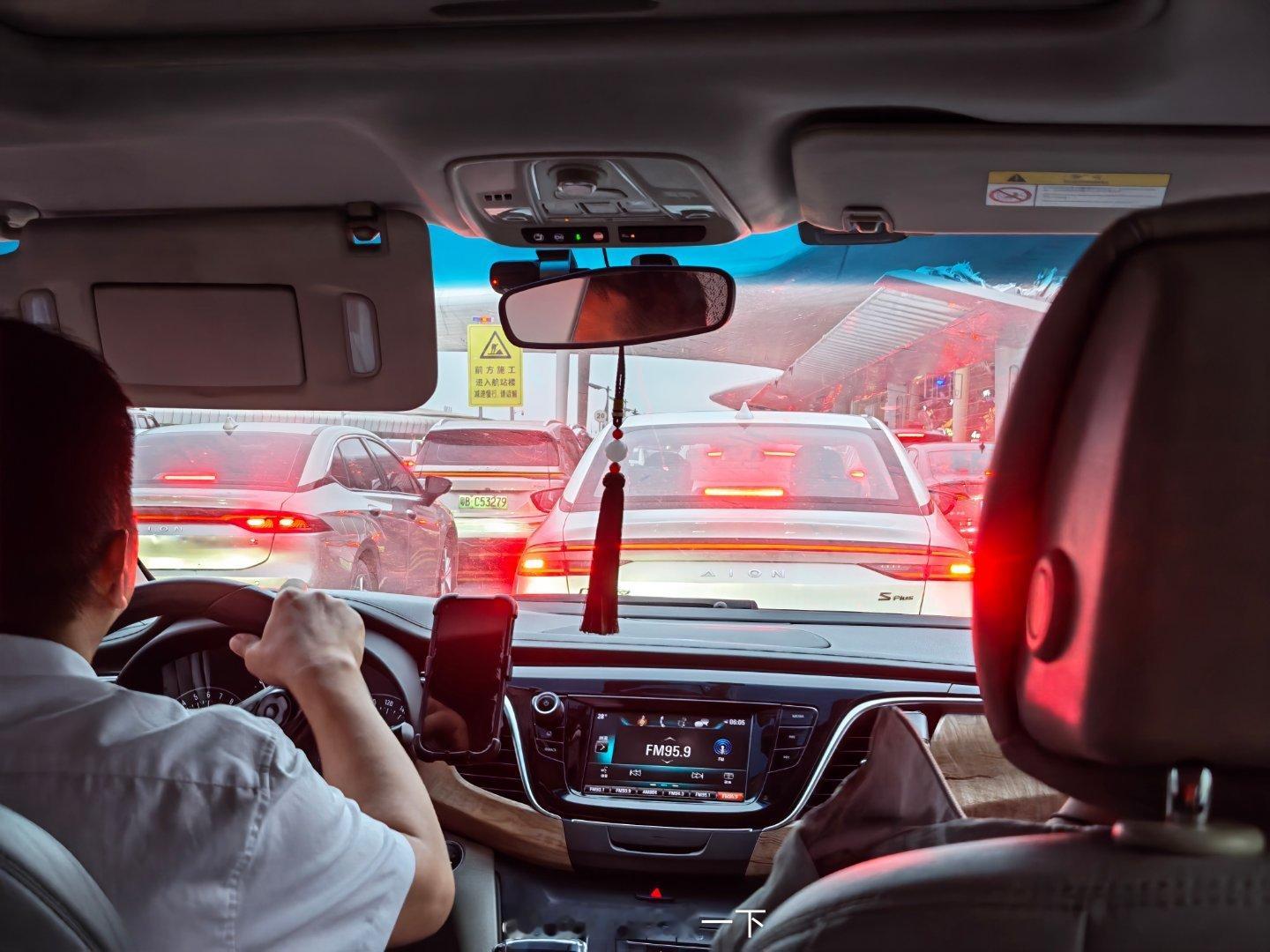 早上六点深圳机场的牛马们已经准备出发了，还有的五点多就已经起飞了 深圳·深圳宝安