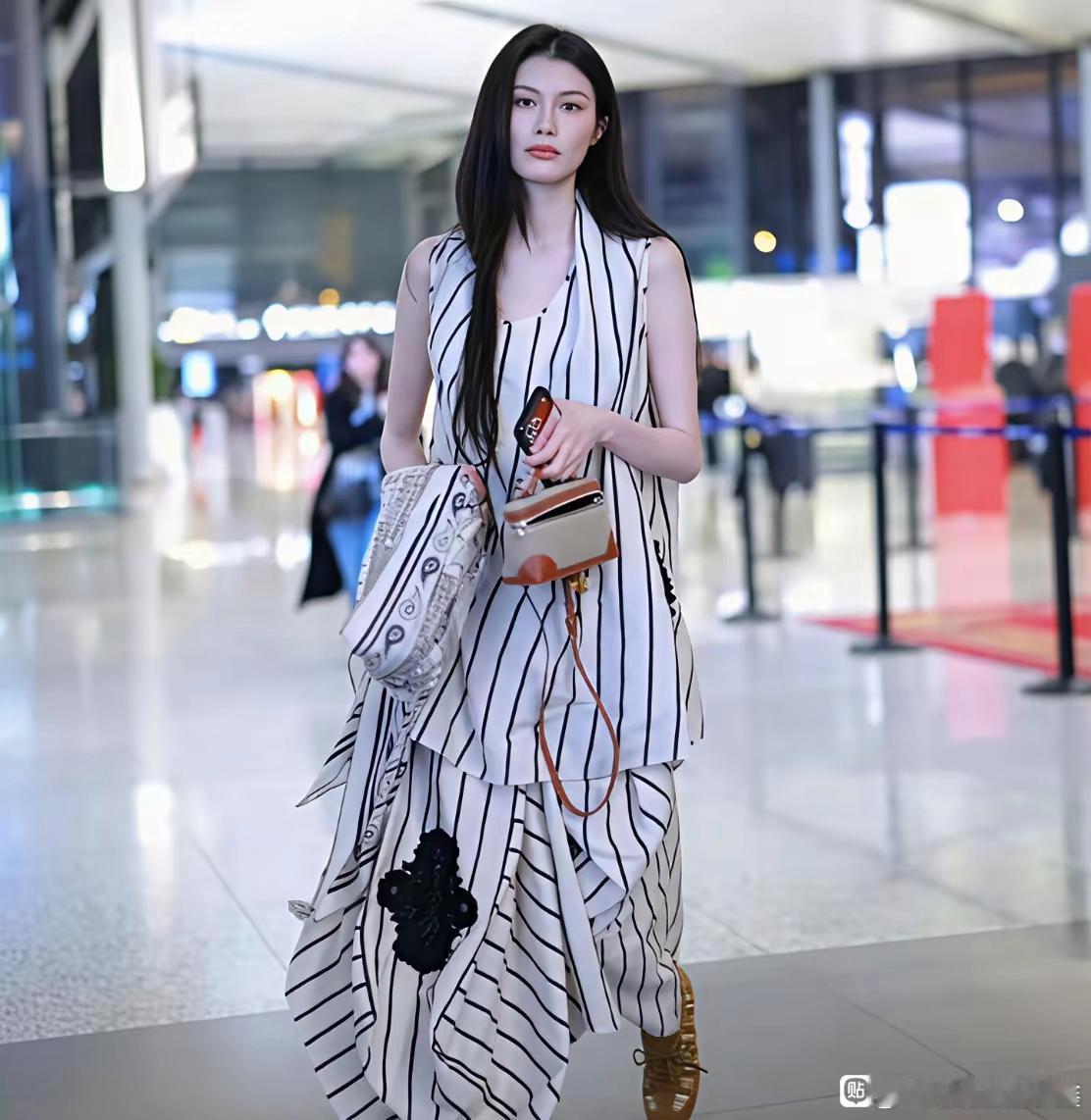 这就是爱情事业好丰好的女人嫁给陈伟霆后，何穗这状态真的越来越好了，在机场被网友偶