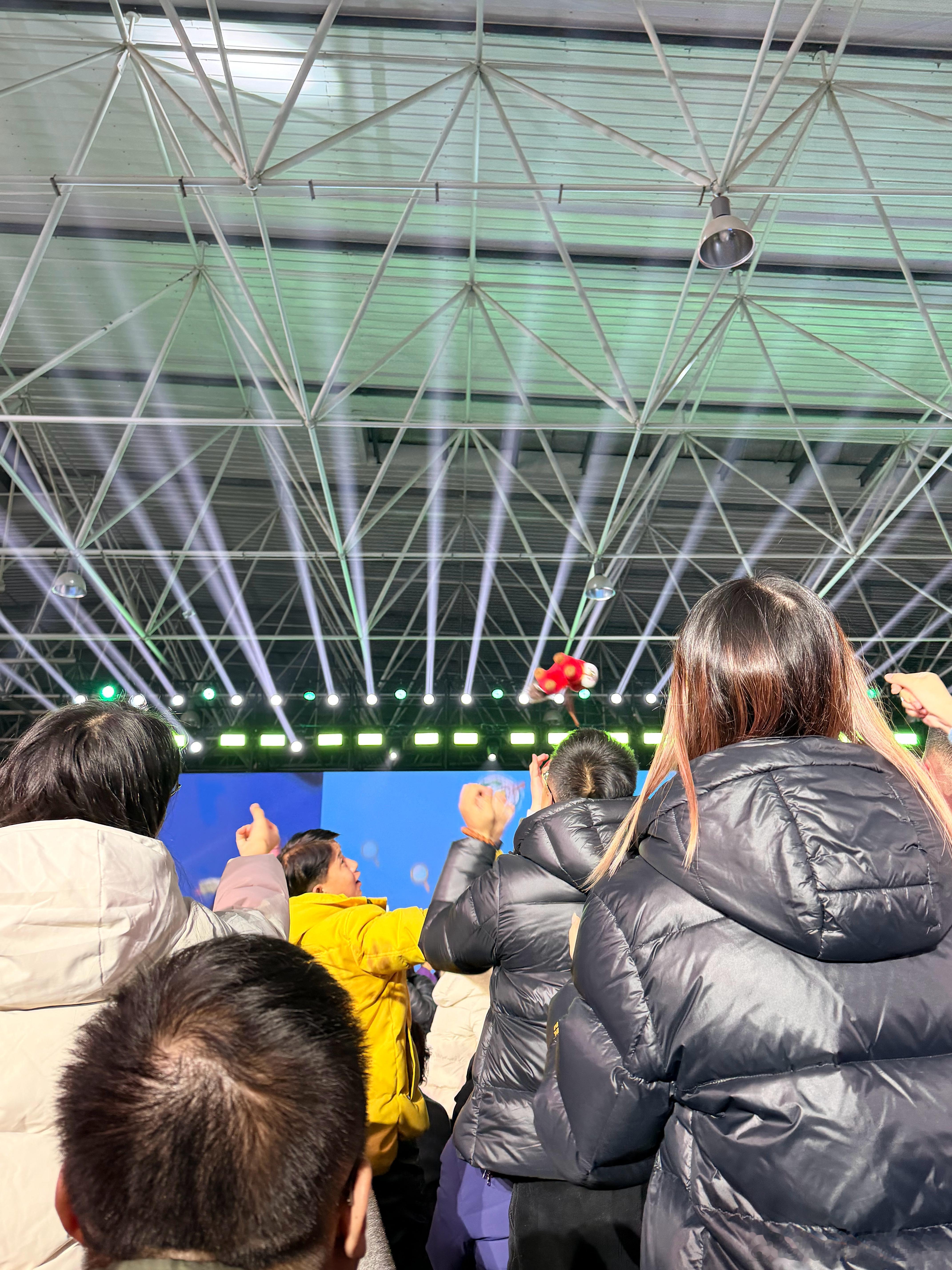 QQ3盲订大会，尾声开始扔公仔，我没想抢我就安安稳稳地坐着，结果……公仔砸头一个