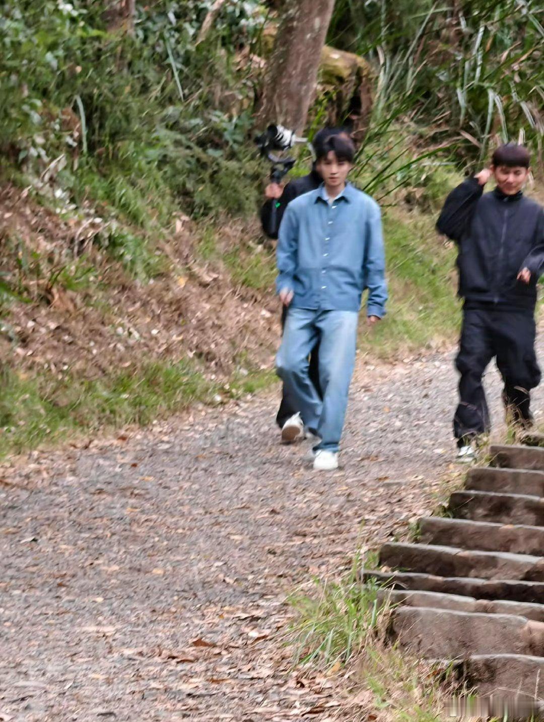 王俊凯爬山啊啊啊有网友墨尔本偶遇王俊凯爬山！姐妹这什么神仙运气啊！我们小凯私服好