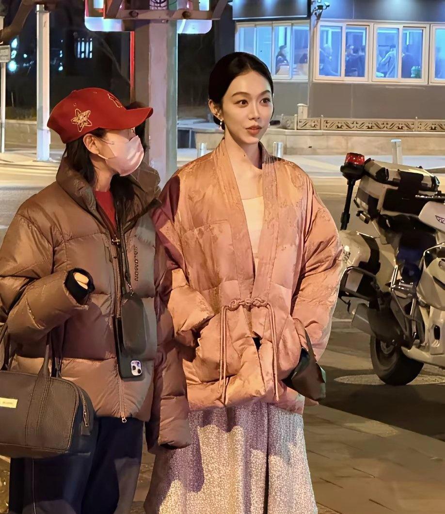 女明星50岁像25岁，这事竟然是真的。
你想想她几岁了？
年近半百！
但生图状态