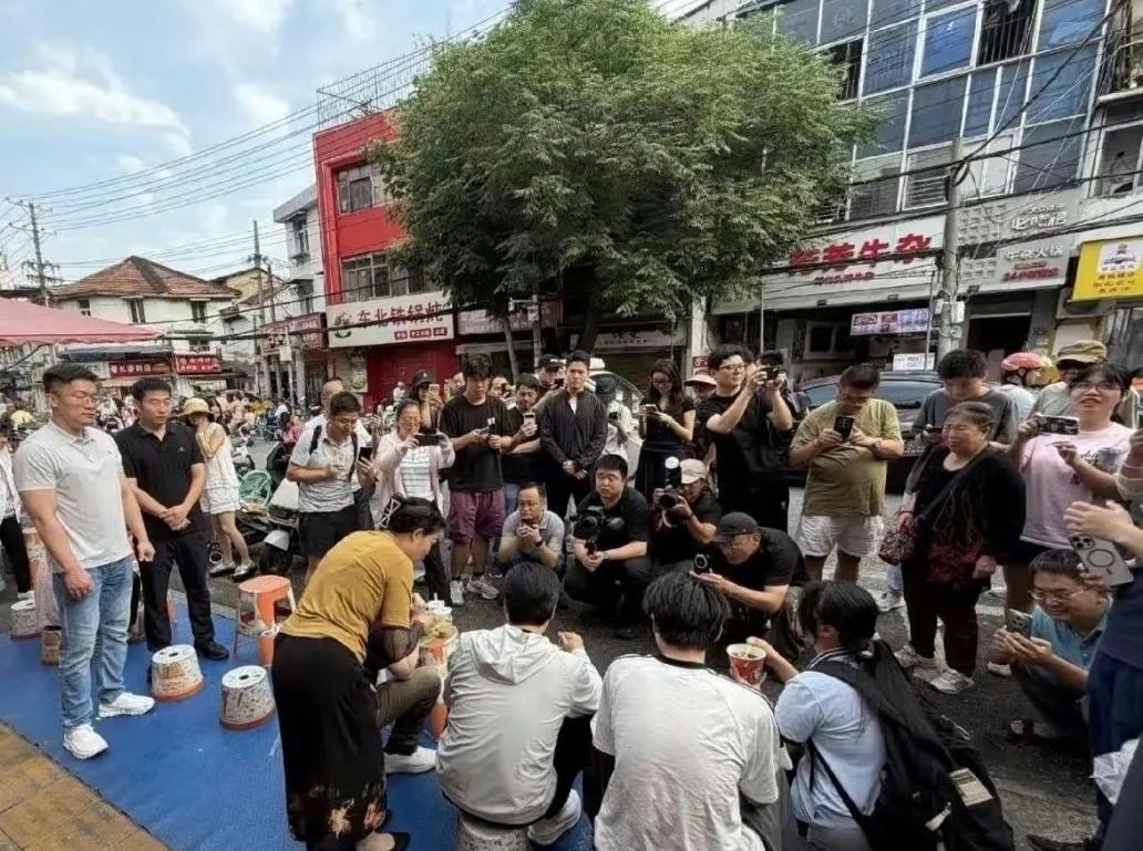 刷到这张照片才知道小女孩的吐槽有多精准
雷军原本想展现一下自己的亲民形象！结果被