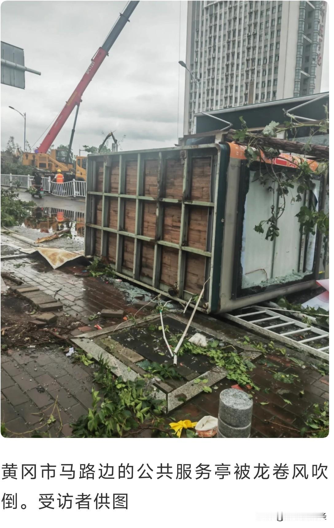 人被卷起，家被吹空：龙卷风横扫湖北黄冈的20分钟。

7月6日晚八点，黄州区又遭