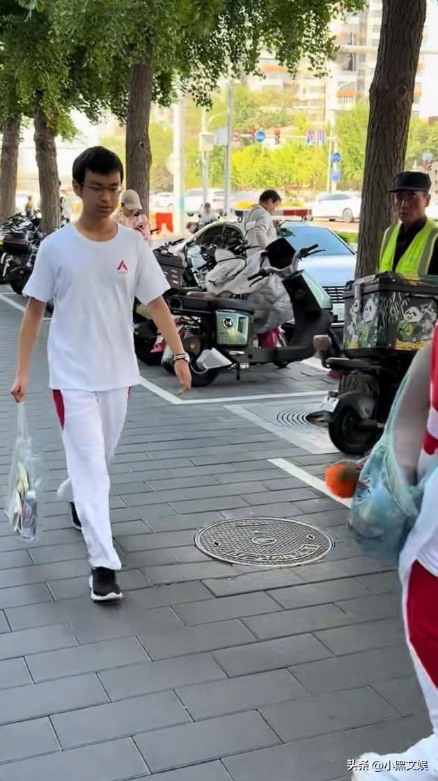 为了考好出好成绩，居然模仿起伟神了