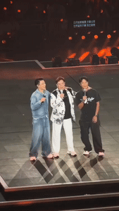 76岁谭咏麟精神头不错
和他的65岁小迷弟刘德华
58岁小迷弟李克勤
同台合唱