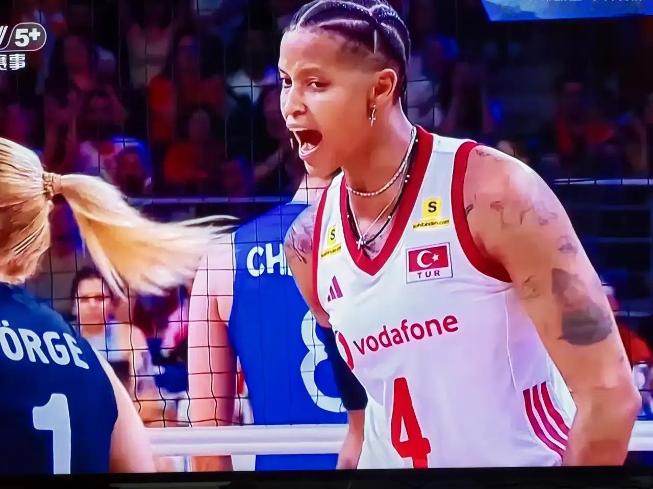 中国女排输球原因，瓦尔加斯动作像男人，脾气粗暴甚至还不尊重人
世联赛总决赛半决赛