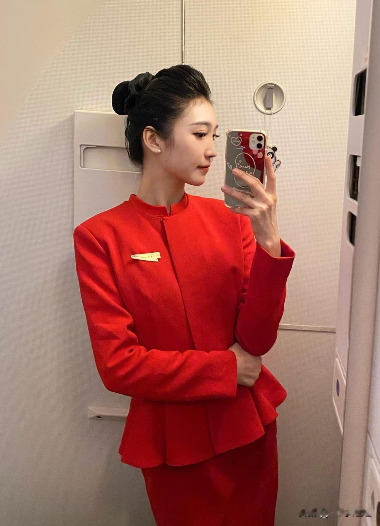 空姐的日常✨ 工作中的优雅与美丽💃🏻你喜欢哪个颜色的我？