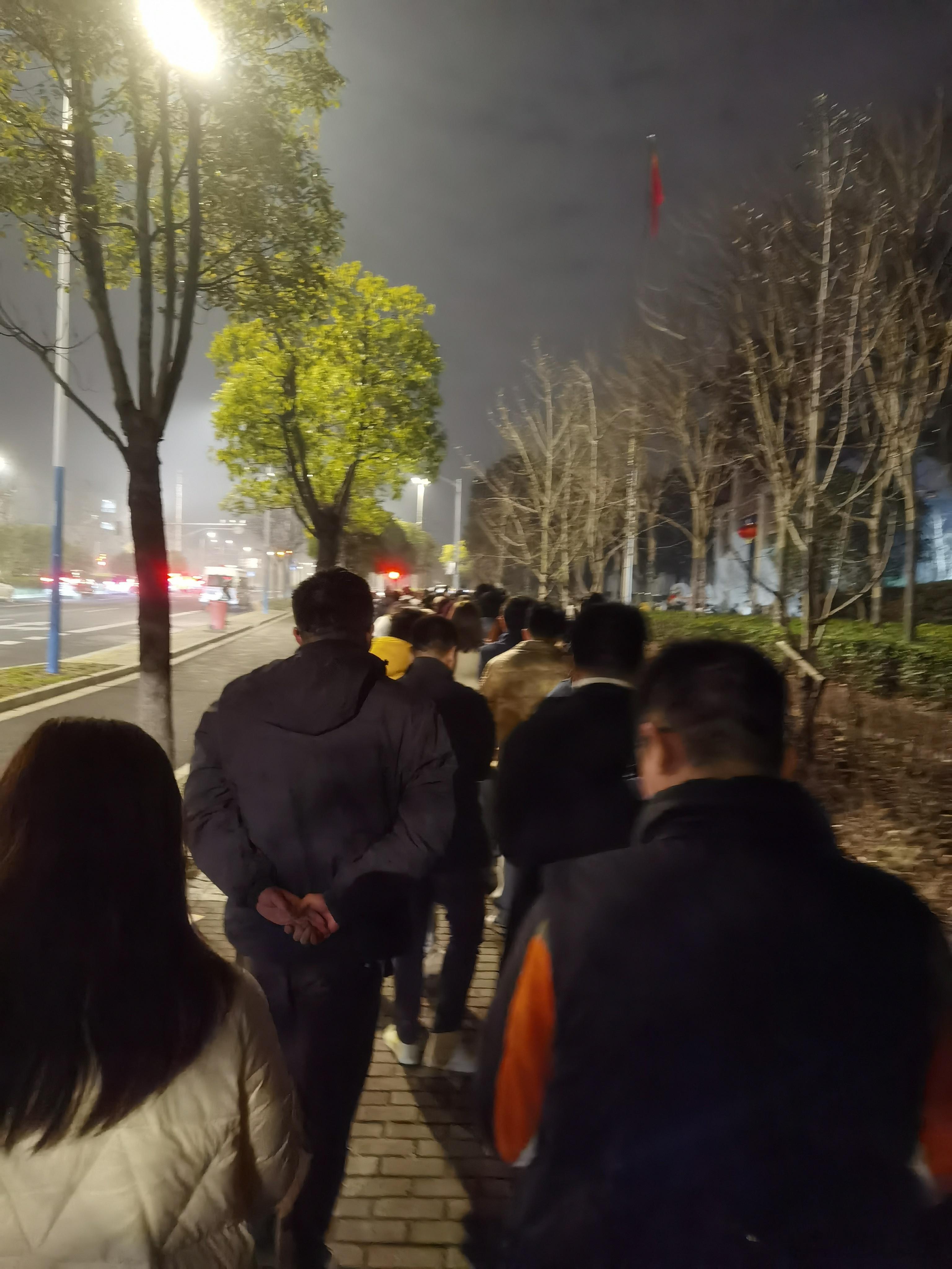 凌晨迎财神！见者今年一起发财！[给力][给力][给力][威武][威武][烟花][