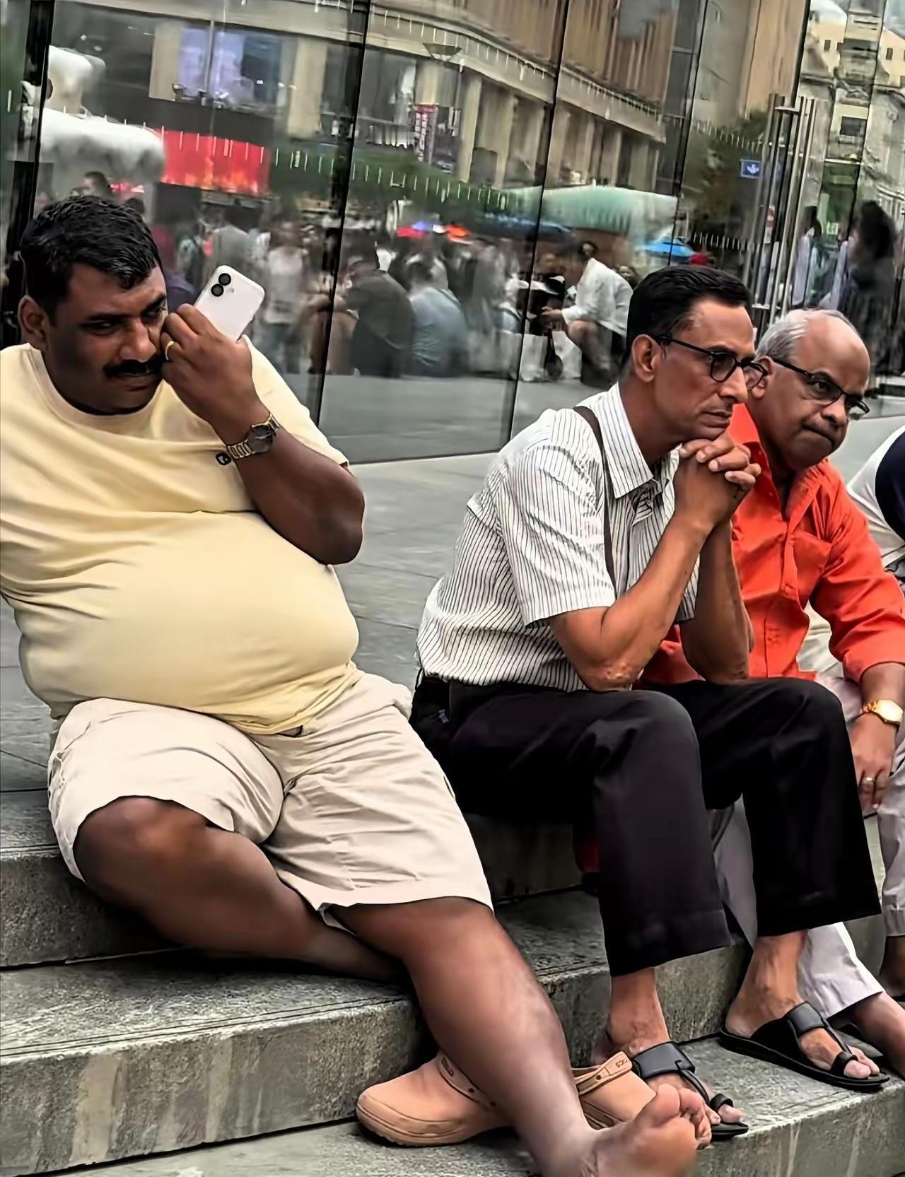 上海浦东机场，刚刚上演了一场现实版“此路不通”。
​一名印度籍男子拉吉，原计划在
