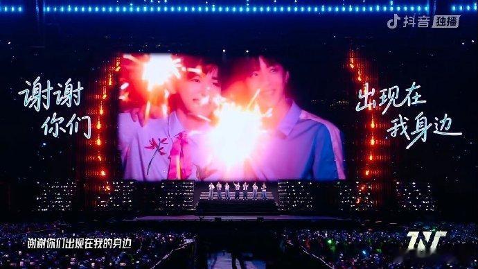 时代少年团夏天永远我们永远蝉声、冰饮、手幅与漫天星海，定格专属我们的盛夏浪漫。昏