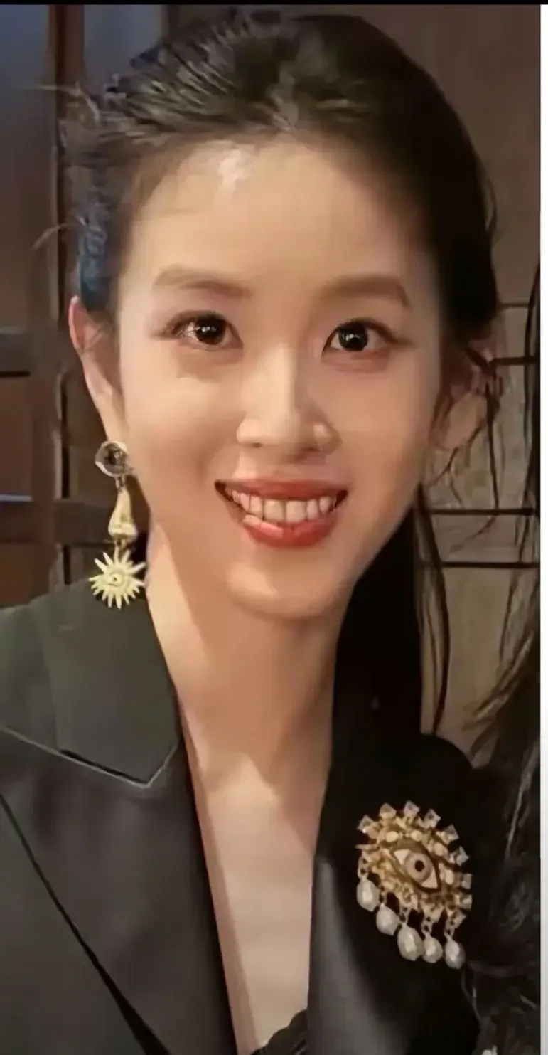实话实说，奶茶妹妹这面相真的不是大富大贵的相。下巴太尖，耳朵太薄，没有耳垂。可是