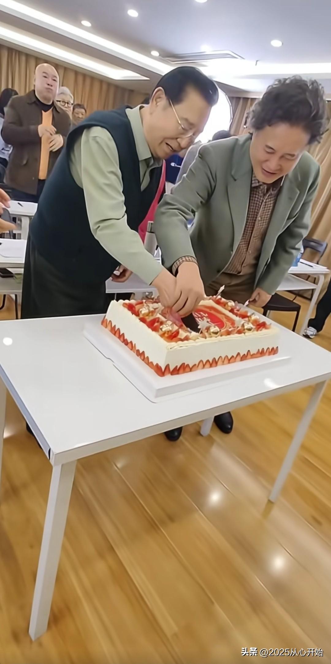 歌唱家李双江老师真的太孤独了。

最近，李双江过87岁生日，妻子梦鸽和儿子未在身