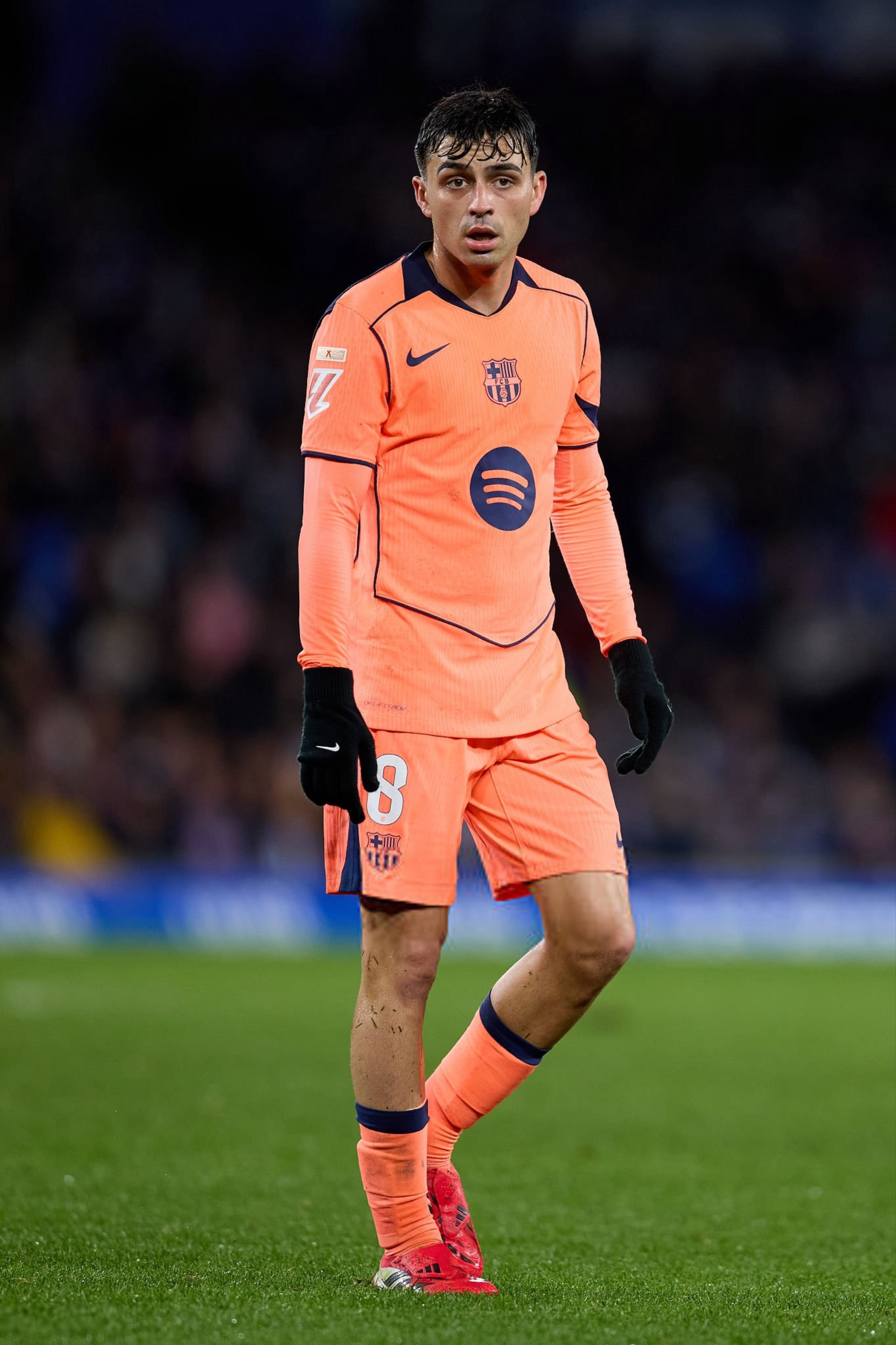 拉菲尼亚今天回归训练，佩德里尽管在上一场比赛中遭遇索莱尔的铲球导致脚踝疼痛肿胀，