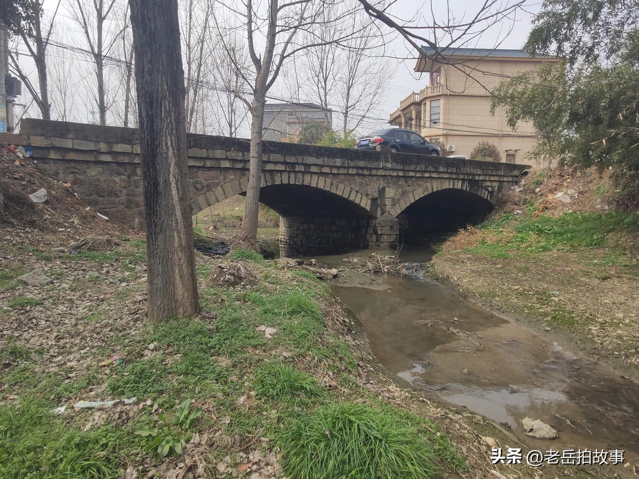 前几天回了老家一趟，在经过邻村时看到小时候经常光顾的那座石桥还在，唯一不一样的是