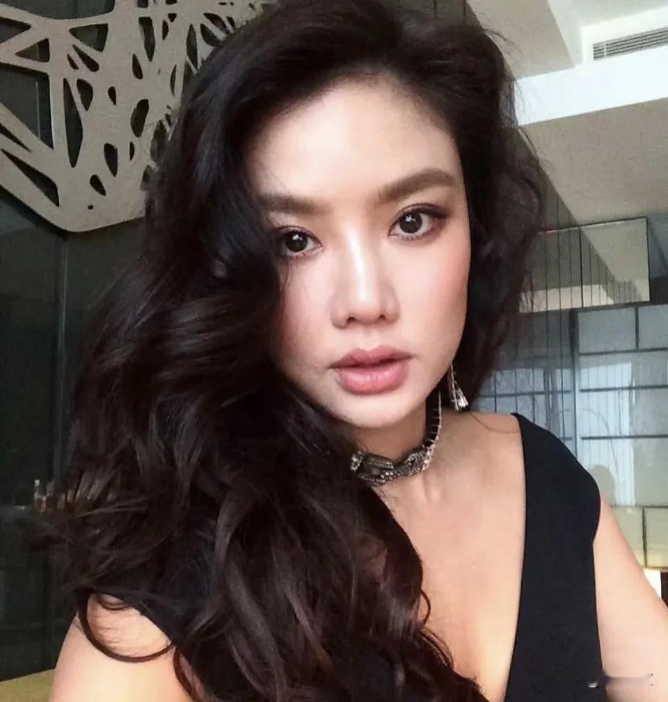 感觉脸长得可爱的女生不少，但同时高挑又模特身材，衣品也很简约大气的却很少。

我