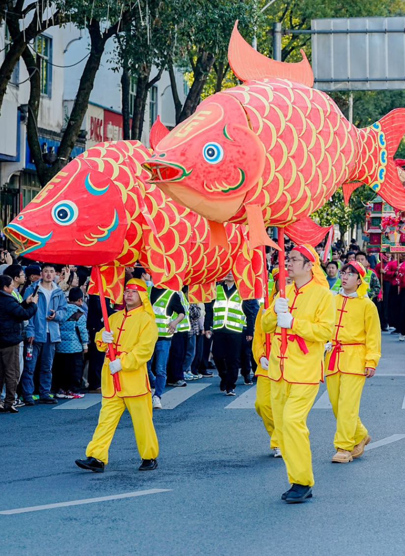 这才是过年该有的排面，街头偶遇鱼灯巡游，瞬间被这波非遗年味狠狠拿捏。明黄的身影引